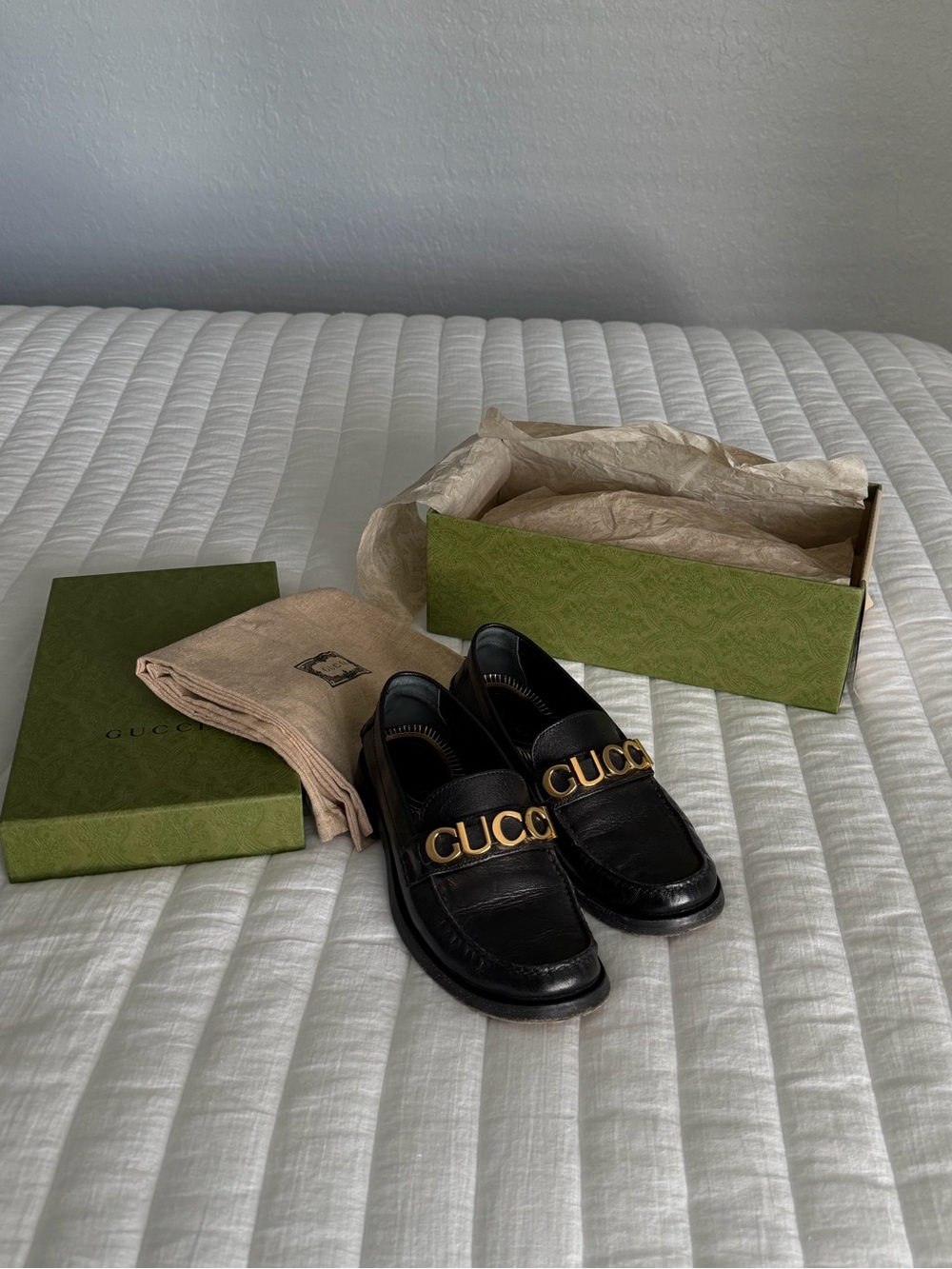 Gucci Black Leather Loafers with Gold Logo Chain - Picture 3 of 4